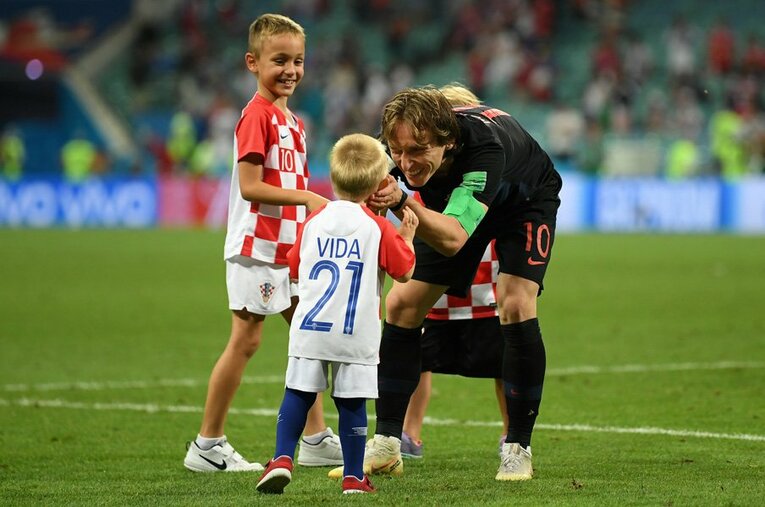 ロシア戦のマンオブザマッチに輝いたモドリッチ。試合後には子どもたちと喜び合う愛くるしい光景も。 ／ photograph by Getty Images