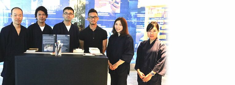 中田英寿と「日本の塗師」プロジェクトの5人の研修生たち。 ／ photograph by Kosuke Kawakami