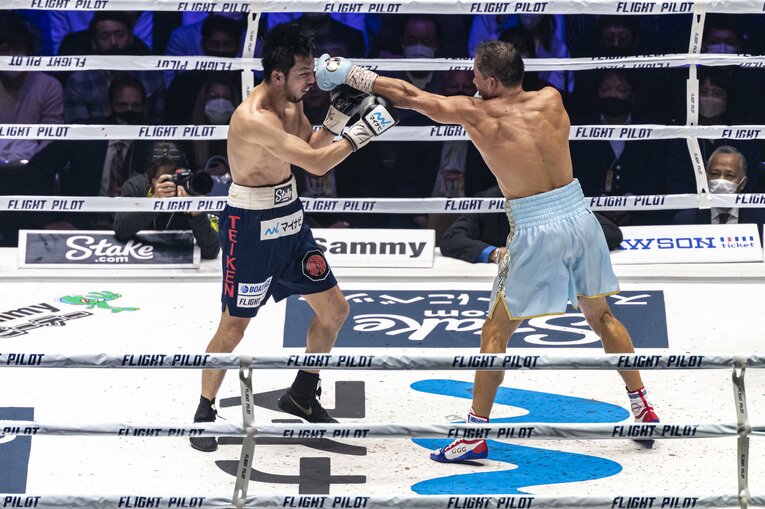 ゴロフキンと壮絶な撃ち合いを演じる村田　©Takuya Sugiyama