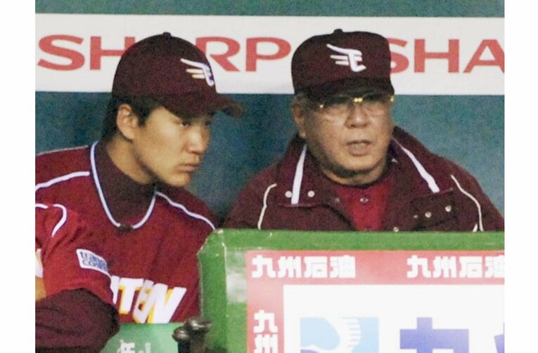 2007年3月、降板した田中に言葉をかける野村監督　©︎KYODO