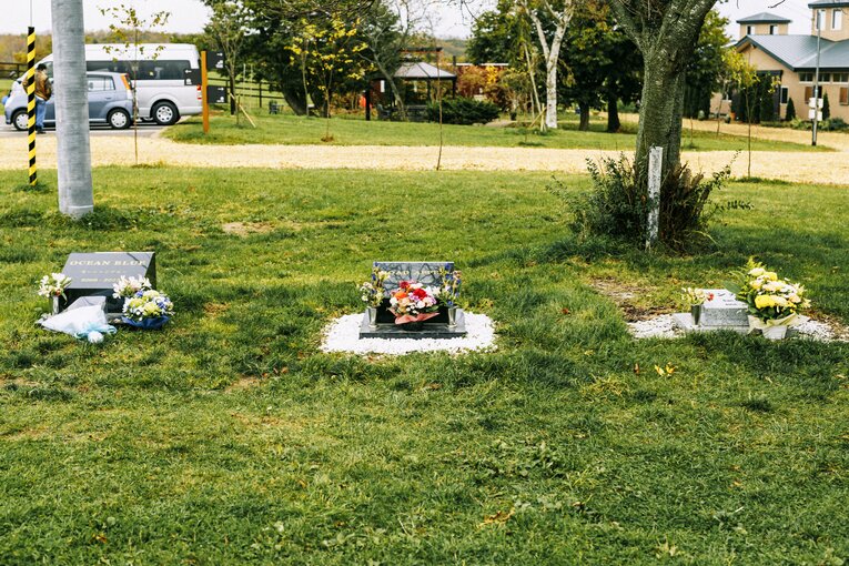 リゾートファーム敷地内には引退馬のお墓がある　©Kiichi Matsumoto