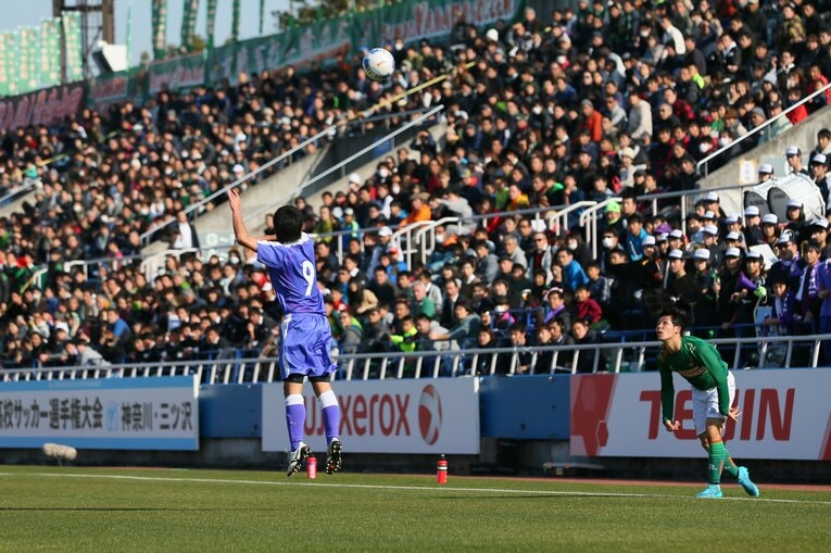 青森山田高の豪快ロングスロー【2枚目／全3枚】　©AFLO