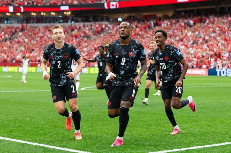 10位カナダ／Away「モノトーンでまとめつつ、赤系の小物でNIKEロゴにリンクさせてもいい」 ©Getty Images