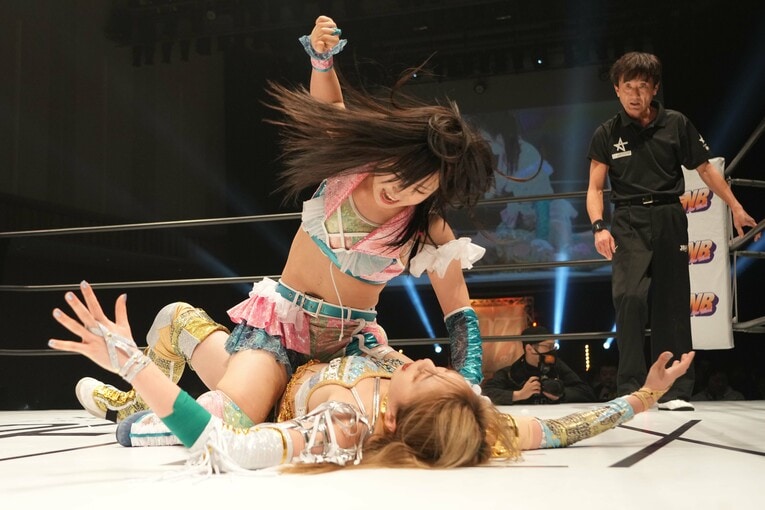 マウントから上谷沙弥を殴る玖麗さやか　©Essei Hara