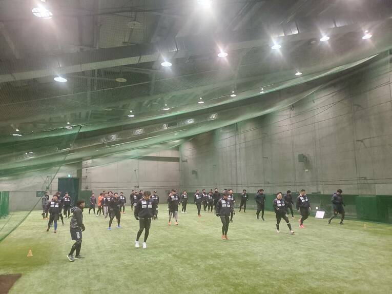 オイシックス新潟アルビレックスのキャンプインはハードオフエコスタジアム新潟の一塁側室内練習場で始まった　©Shunsaku Sakai