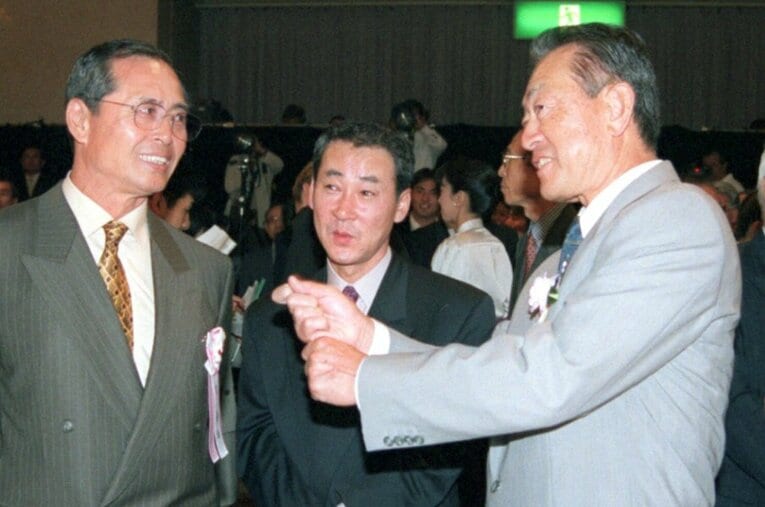 王貞治、若松勉と歓談する広岡達朗（1998年）。ヤクルト監督時代、王を中心とした古巣・巨人こそが広岡にとっての“仮想敵”だった ／ photograph by Sankei Shimbun
