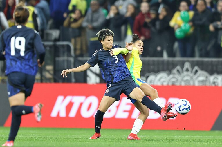 ブラジル選手とマッチアップする南　©JFA