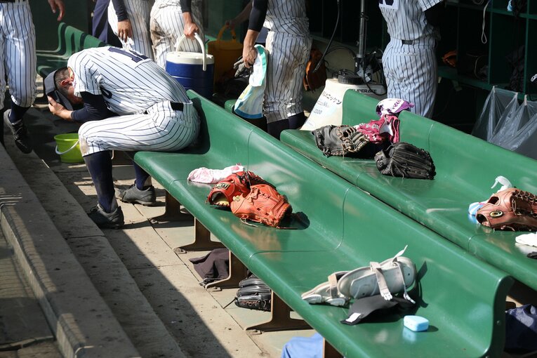 【「あの日の様子」現地カット30枚超】2019年夏の岩手大会決勝。花巻東に敗れ、ベンチで号泣する大船渡先発の柴田貴広　©JIJI PRESS