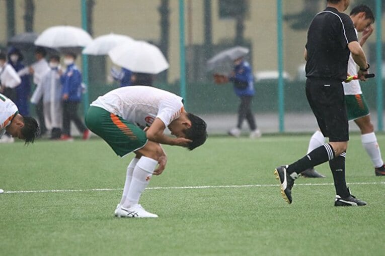 試合終了のホイッスルとともに崩れ落ちた内間。プレーや言葉からこの試合に懸ける思いが伝わってきた ©︎Takahito Ando