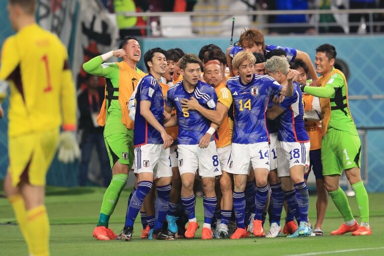 ドイツ戦のゴール後、堂安の近くで祝福する長友　©Kazuo Fukuchi／JMPA