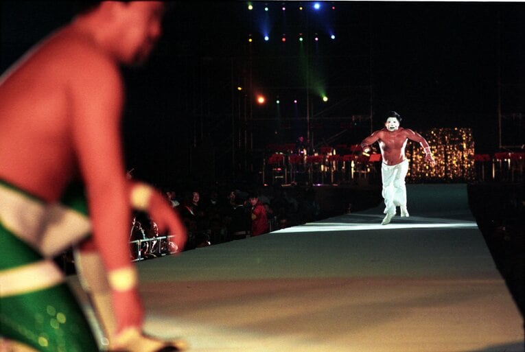 蝶野正洋をめがけて東京ドームの長い花道をダッシュするムタ