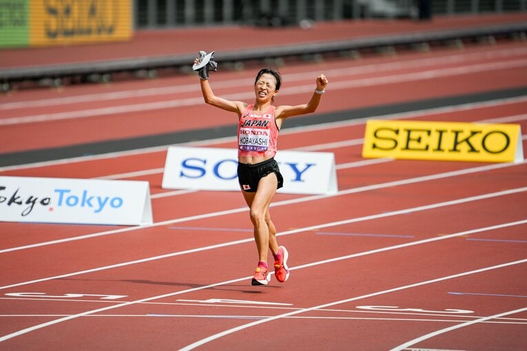ゴールに飛び込む小林　©︎Nanae Suzuki