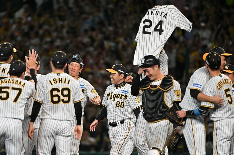 優勝が決まった瞬間、歓喜の輪には背番号「24」、横田慎太郎のユニフォームが加わっていた　©Hideki Sugiyama