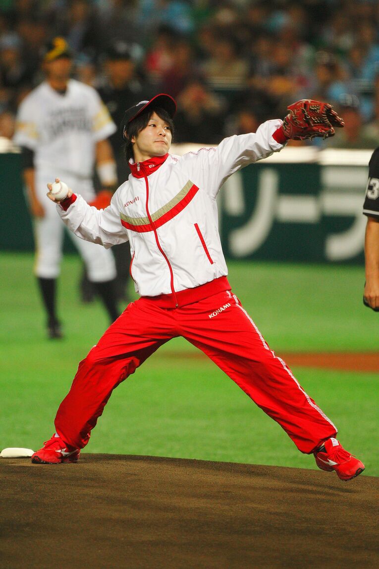 2011年日本シリーズの始球式　©BUNGEISHUNJU