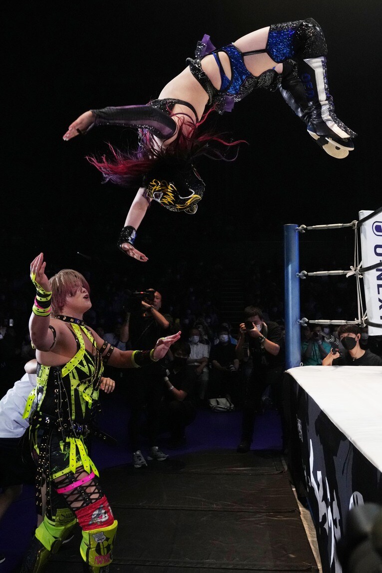 ケブラーダで高橋にアタック