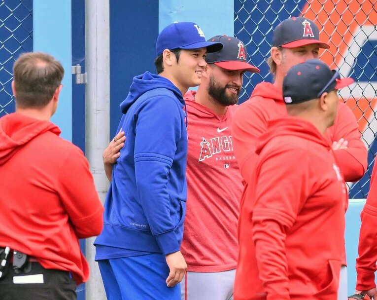 今年3月のオープン戦で再会した大谷とサンドバル　©JIJI PRESS