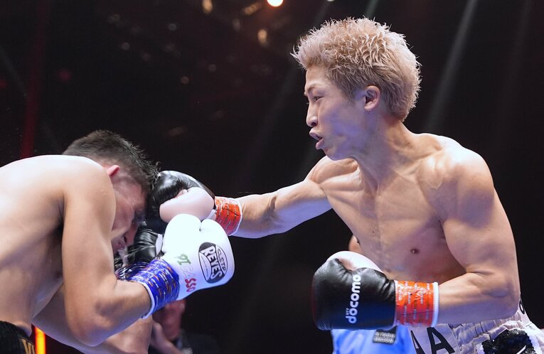 ピカソの額に当たった井上尚弥の右フック　©Naoki Fukuda