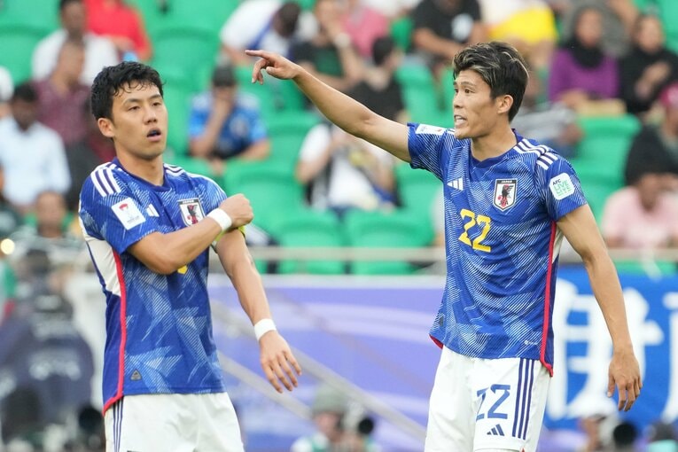 試合中に選手へ指示を送る冨安　©Getty Images