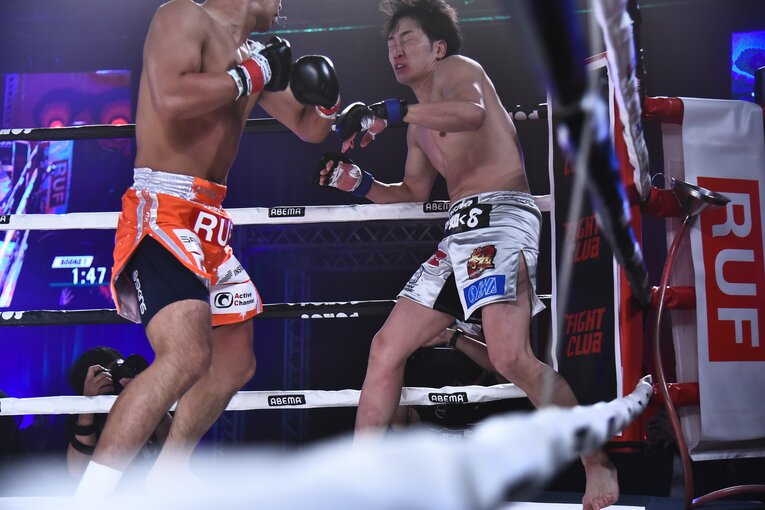 立ち上がった朝倉未来に怒涛の追撃を浴びせるYA-MAN（4枚目／全4枚）　©RISE CREATION