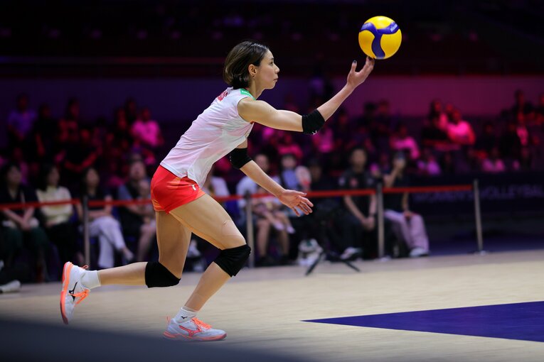 和田由紀子のサーブ　©︎JVA/AFLO SPORT