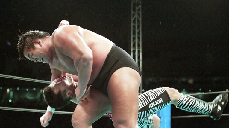 長州のリキラリアットが炸裂　©東京スポーツ新聞社
