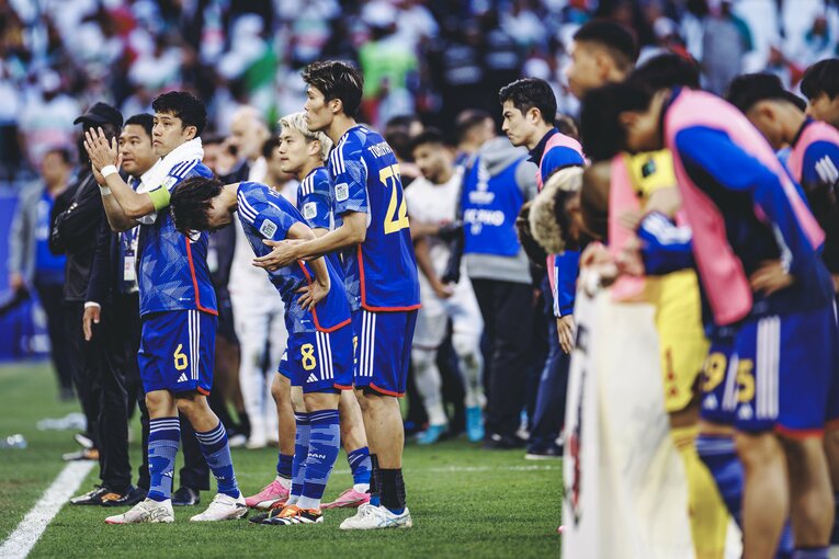 他の選手以上に硬い表情で悔しさを押し殺すような様子だった堂安　©Kiichi Matsumoto