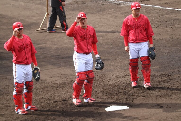 （左から）石原、磯村、坂倉の捕手陣　©Kou Hiroo