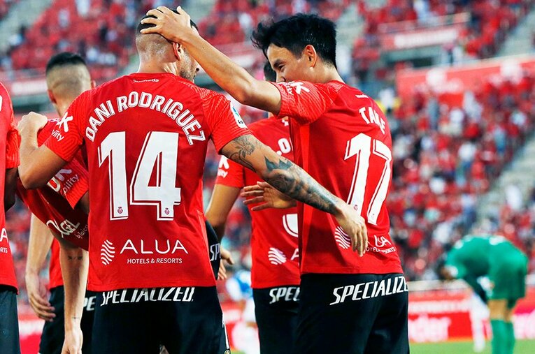 決勝ゴールにチームメートと喜び合う久保建英 ／ photograph by Daisuke Nakashima