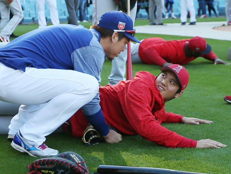 2018年のオープン戦前の練習で、大谷に話しかける前田健太　©JIJI PRESS