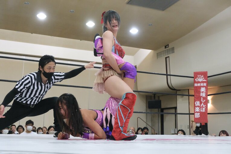 “中学生レスラー”の華麗な飛び技…「一番緊張した」チャンピオンとの一騎打ちで美蘭が見せた“成長の証”　受験勉強との両立が今後の悩み？(16)