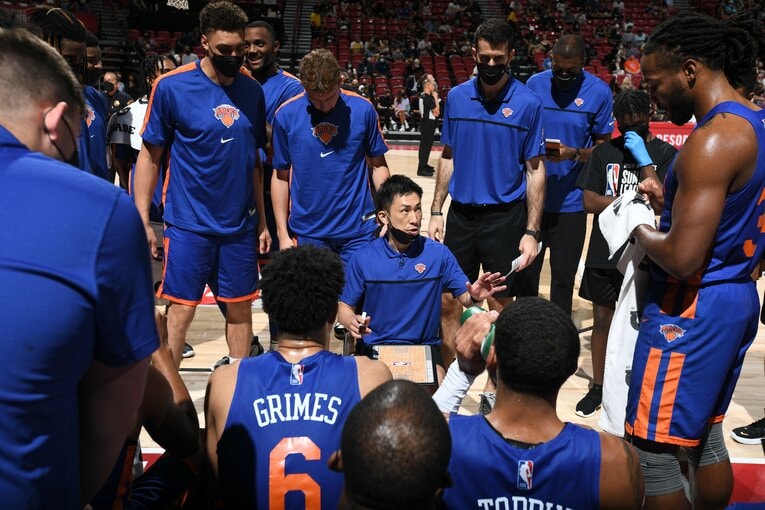 2021年にはNBAサマーリーグでヘッドコーチに抜擢されるなど米国で着実にキャリアを積み上げてきた吉本泰輔　©︎Garrett Ellwood/NBAE via Getty Images