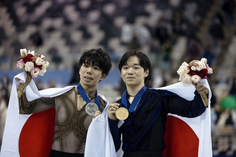 四大陸選手権で金メダルに輝いた鍵山優真（右）と銀メダルの佐藤駿　©︎EPA=JIJI PRESS