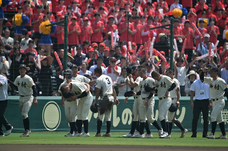 試合後号泣する神村学園ナイン　©Hideki Sugiyama