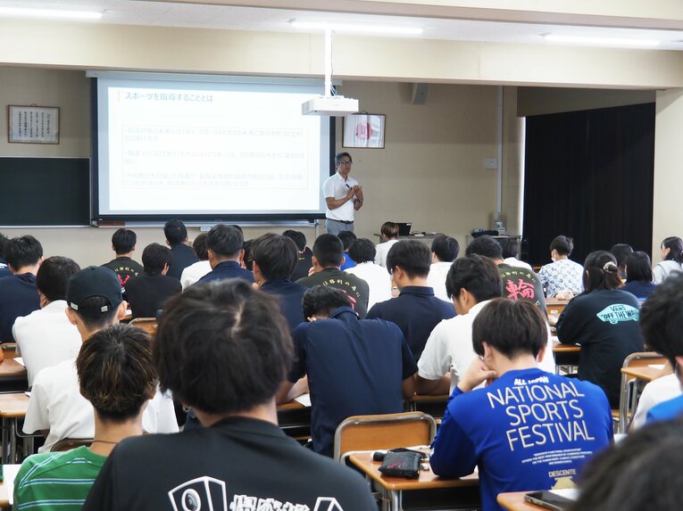 生徒たちに熱弁をふるう中垣内教授（写真／大学提供）