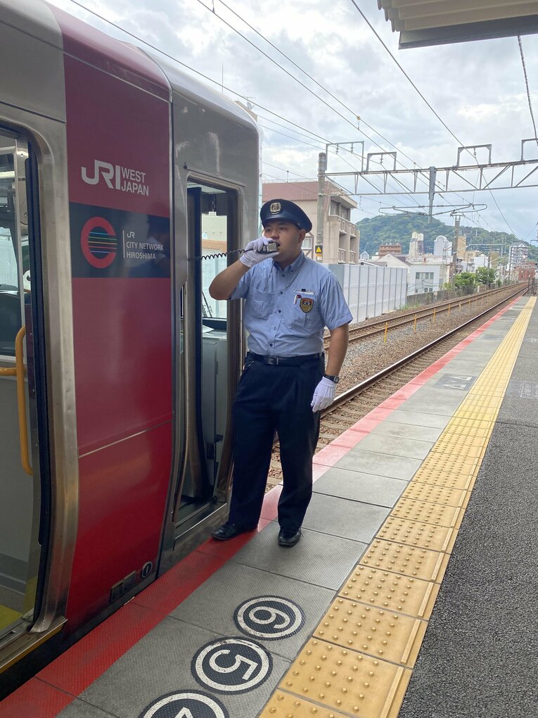 JR西日本、中国エリアの路線で車掌を務める湯原拓也さん。応援団ではエール交換を担当する