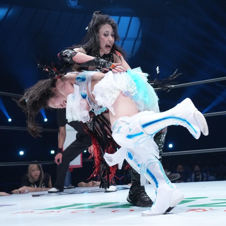 上谷沙弥にスピアータックルを見舞う玖麗さやか　©Essei Hara