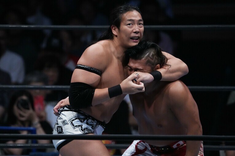 鷹木信悟をヘッドロックに捕らえる竹下幸之助。7月26日、大田区総合体育館　©Essei Hara