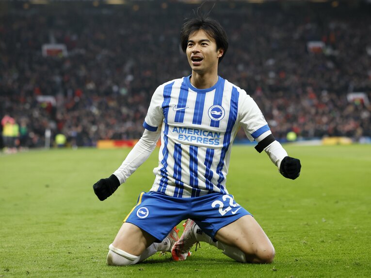 三笘のゴールシーン【4枚目／全5枚】。膝スライディングでアウェイファンのもとへ　©Getty Images