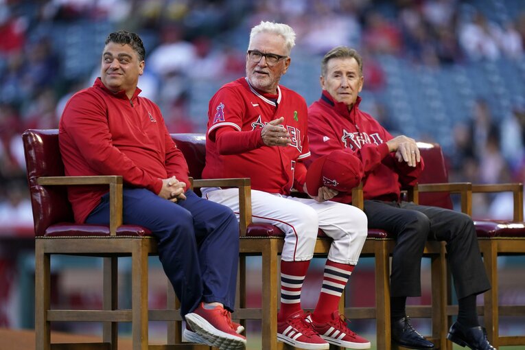 （左から）ミナシアン、マドン前監督、球団オーナーのアート・モレノ　©AFLO