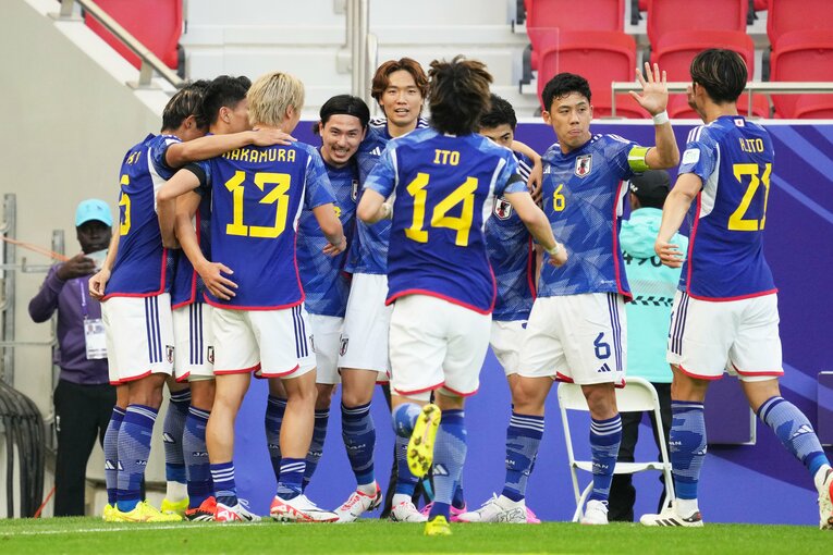 今大会チーム初ゴールを決めた南野と喜ぶ選手たち　©Getty Images
