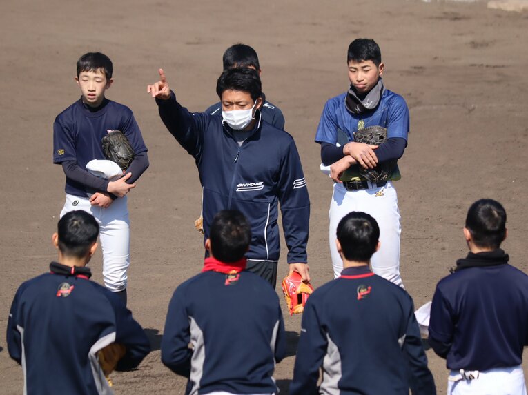 堺ビッグボーイズで守備指導した際の大引さん　©Kou Hiroo