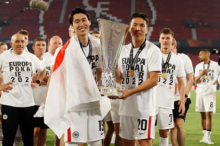 EL制覇を成し遂げた鎌田大地と長谷部誠。日本人選手はELでどんな実績を残したか ／ photograph by Mutsu Kawamori