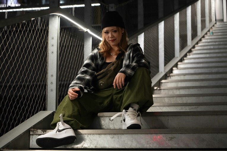 ストリートファッションで取材に応じた鈴季すず