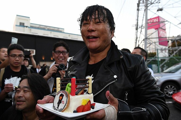 ファンに囲まれて笑顔の大仁田厚。これまでも、これからも、その生き方は変わらず、ファンはそれを観にくるのだ。 ／ photograph by Essei Hara
