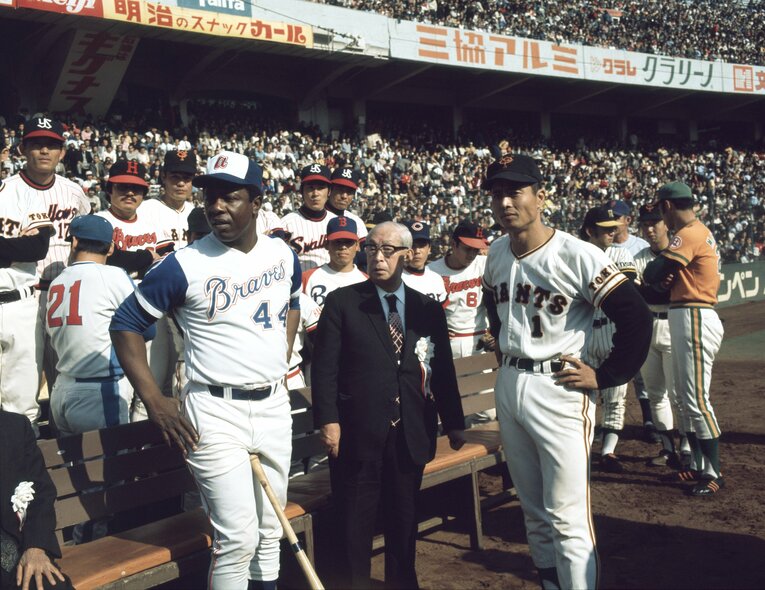 グラウンドに立つ米大リーグ・ブレーブスのハンク・アーロン選手（手前左）と巨人・王貞治選手（同右）。両選手は日米野球全日本－メッツの試合前にホームラン競争を行った（1974年11月2日、東京・後楽園球場）　©KYODO