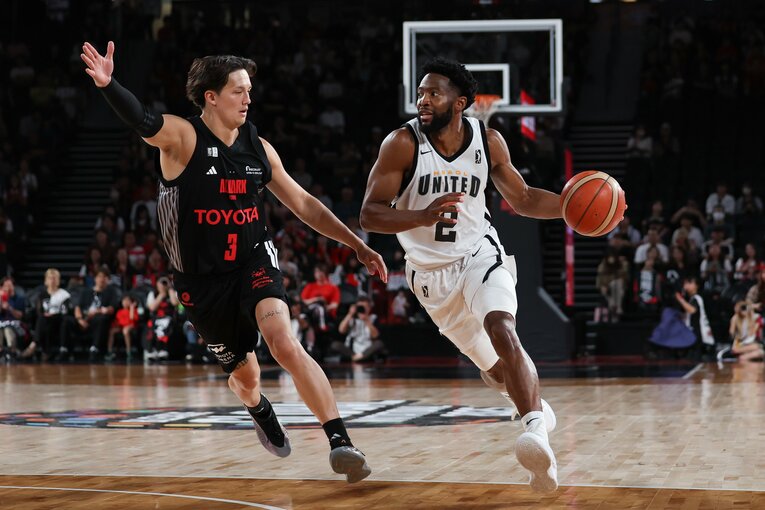 2025年9月、NBA傘下のGリーグ選抜とマッチアップするアルバルク東京のテーブス海　©︎Takashi Aoyama/Getty Images