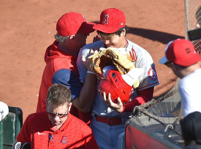大谷を熱いハグでねぎらうネビン監督　©JIJI PRESS