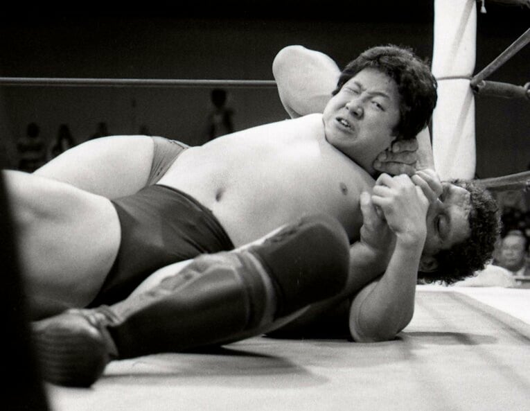 アンドレの強引なフルネルソンに前田は苦悶の表情　©東京スポーツ新聞社