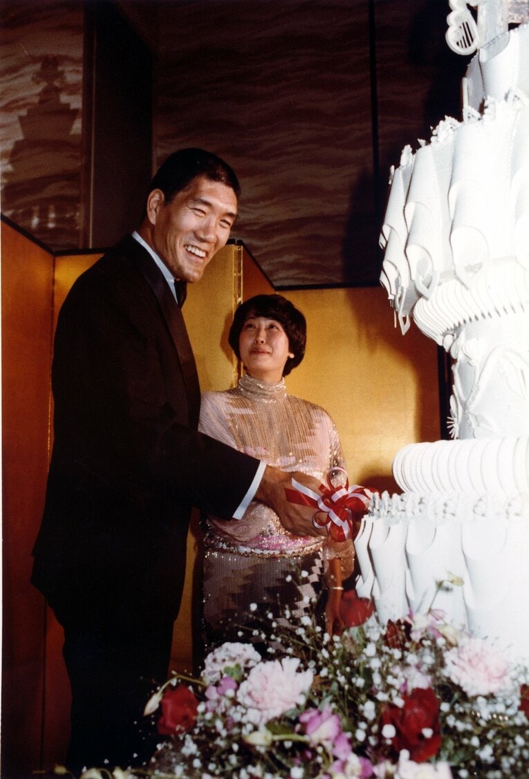 1983年1月23日、ジャイアント馬場の出版記念パーティーが結婚披露宴となった。元子夫人が初めて公の場に　©AFLO