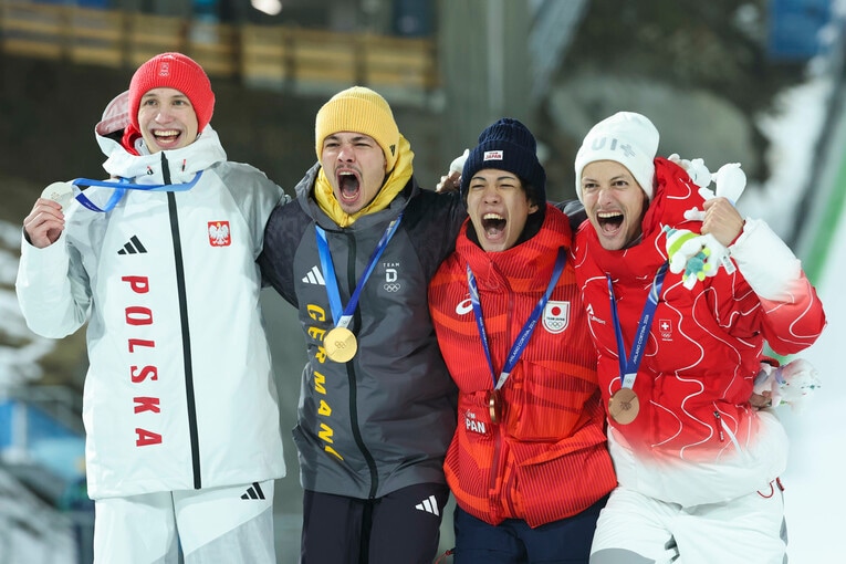 珍しい4人での表彰台になった男子ノーマルヒル　©Tsutomu Kishimoto/JMPA